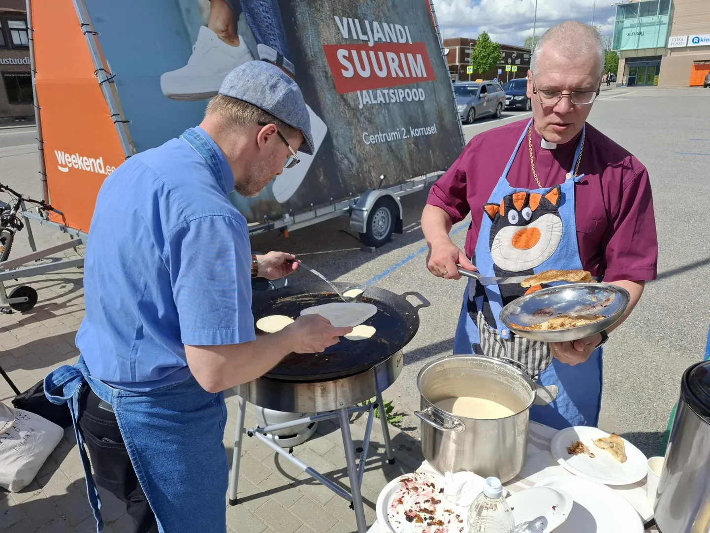 Piiskop Marko Tiitus (paremal) ja Viljandi Pauluse koguduse õpetaja Marek Roots küpsetasid koos pannkooke ning pakkusid neid möödujatele.