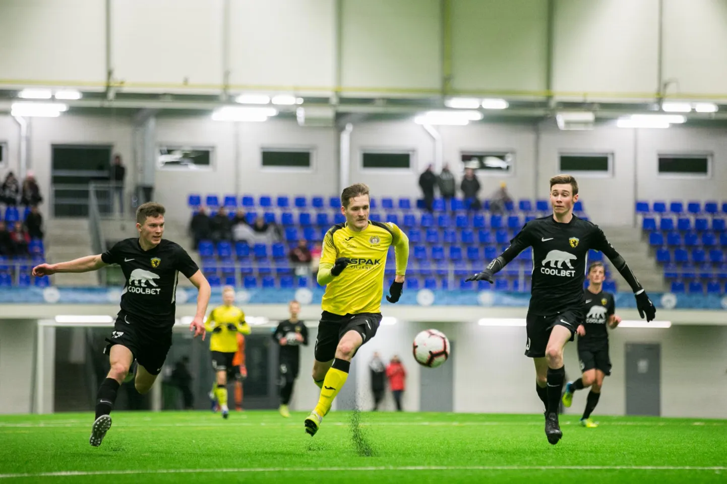 Eelmisel laupäeval traditsioonilisel hooajaks valmistuval taliturniiril sai Pärnu Vapruse vastu jala valgeks Rainer Peips (keskel), kes tõi Viljandi Tulevikule 1:1 viigi.