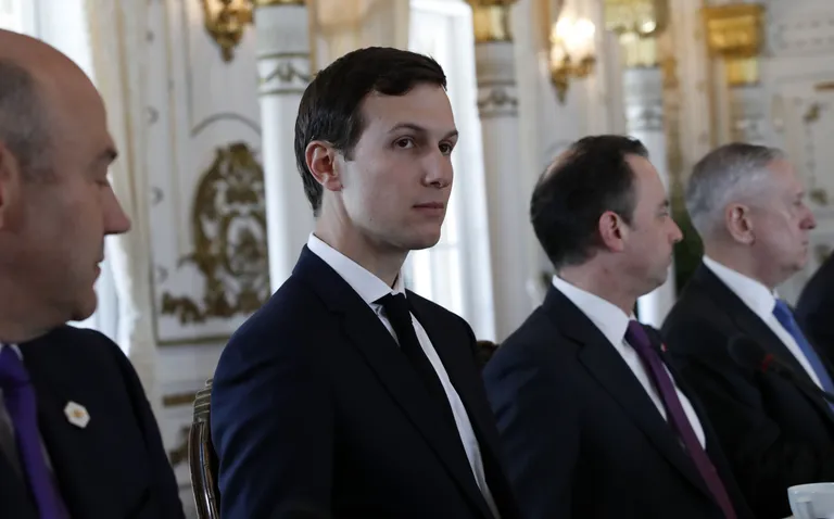Jared Kushner (keskel)