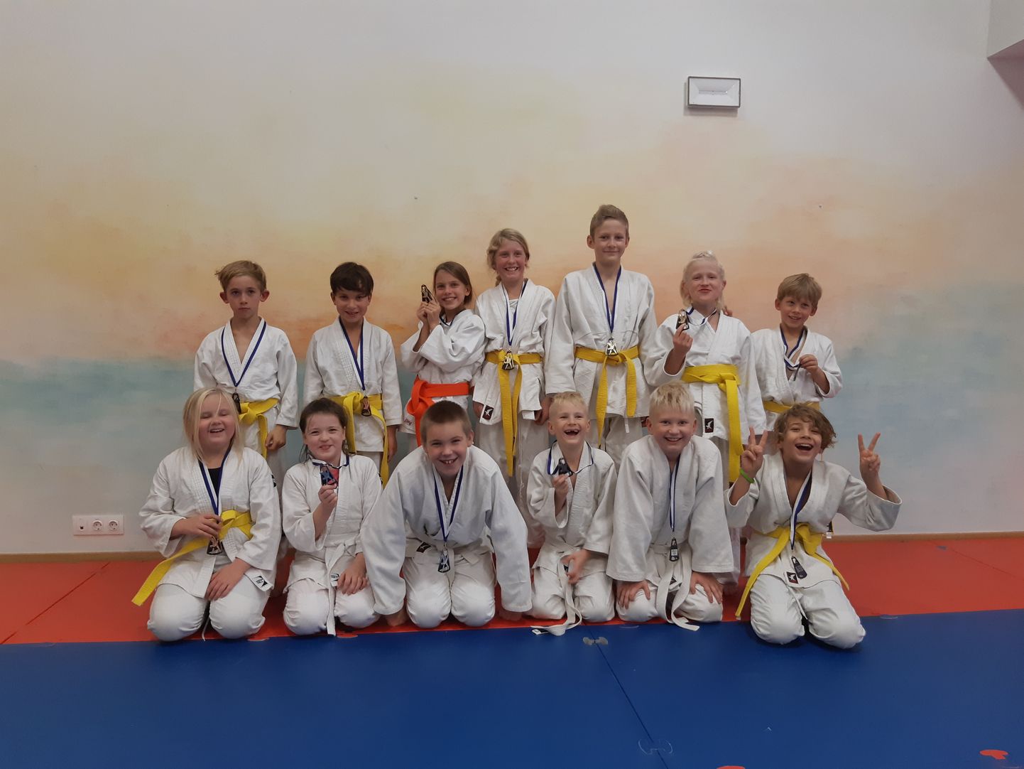 Rõõmsad Pärnu judoklubi noorsportlased peale autasustamist