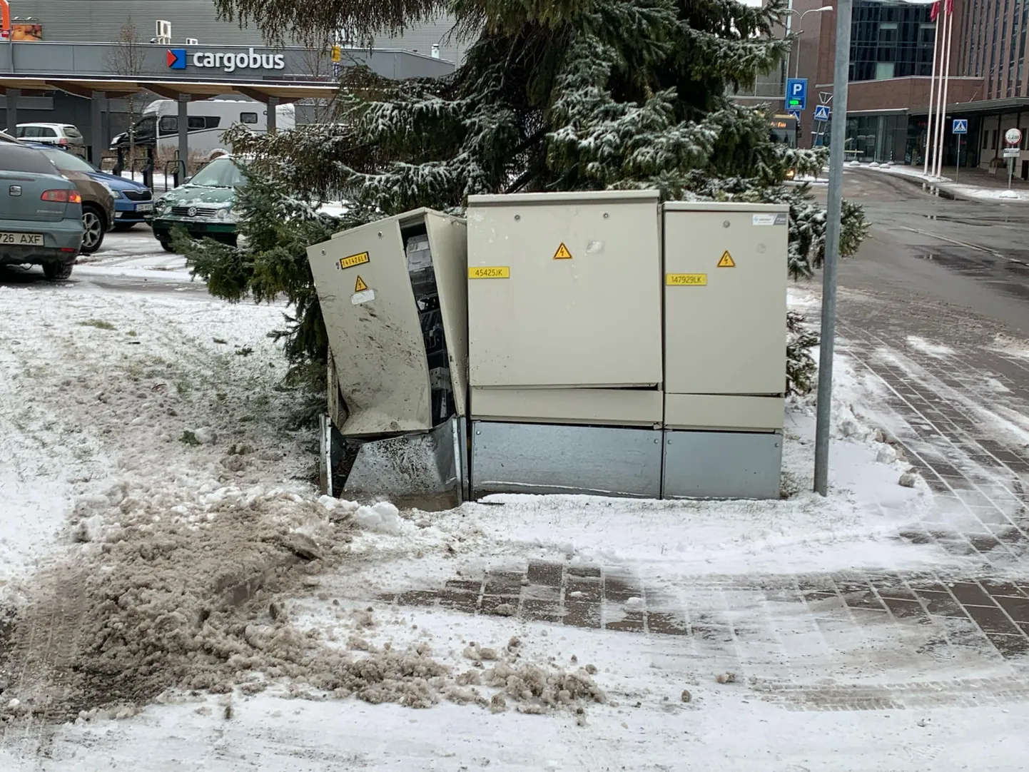 Reede hommikul tabas 70-aastast sõidukijuhti terviserike, mistõttu sõitis ta vastu Soola tänava elektrikilpi.