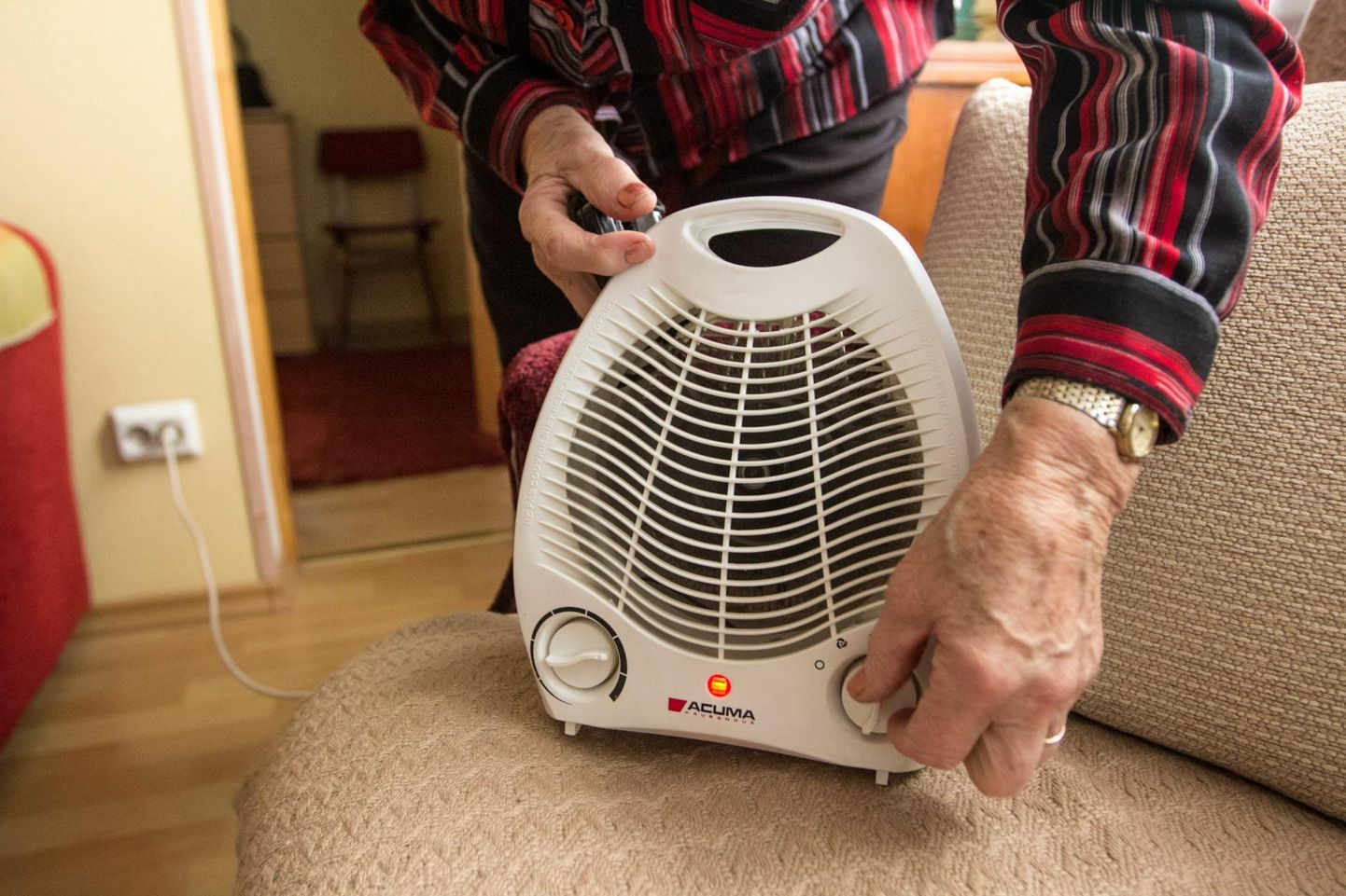 Отапливать дом таким тепловентилятором не имеет смысла. Но даже тепловые насосы типа воздух-вода теряют свою эффективность в сильные морозы.