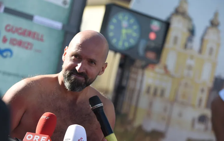 Austerlane Josef Köberl oli 2,5 tundi jääkuubikutes, püstitades rekordi