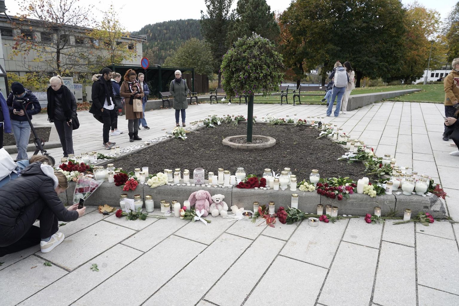 Kongsbergi elanikud tõid eile kesklinna viburünnakus tapetute mälestuseks küünlaid, lilli ja mänguasju. 