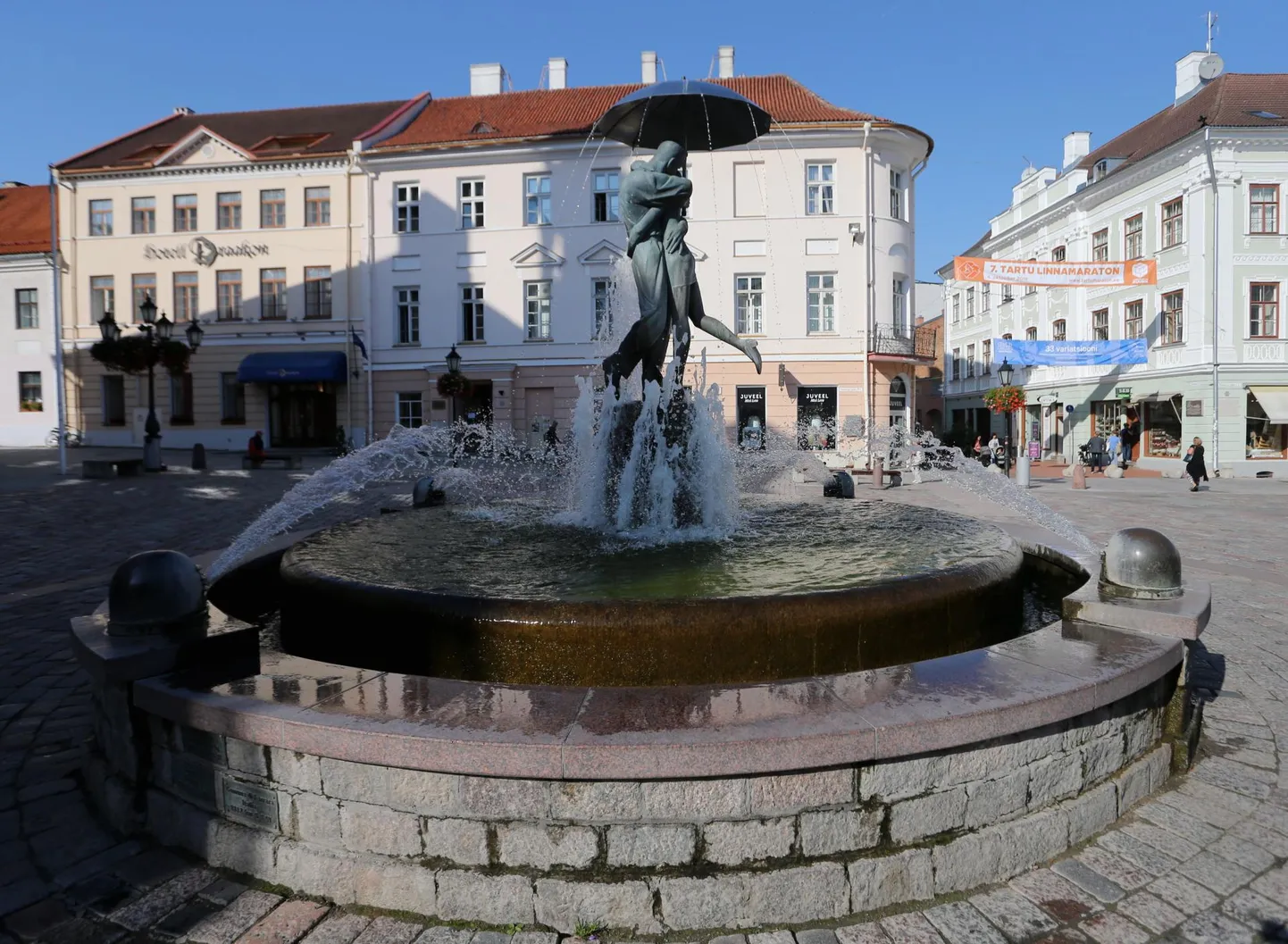 Skulptor Mati Karmini ja arhitekt Tiit Trummali «Suudlevate tudengite» purskkaev on kujunenud üheks Tartu sümboliks.