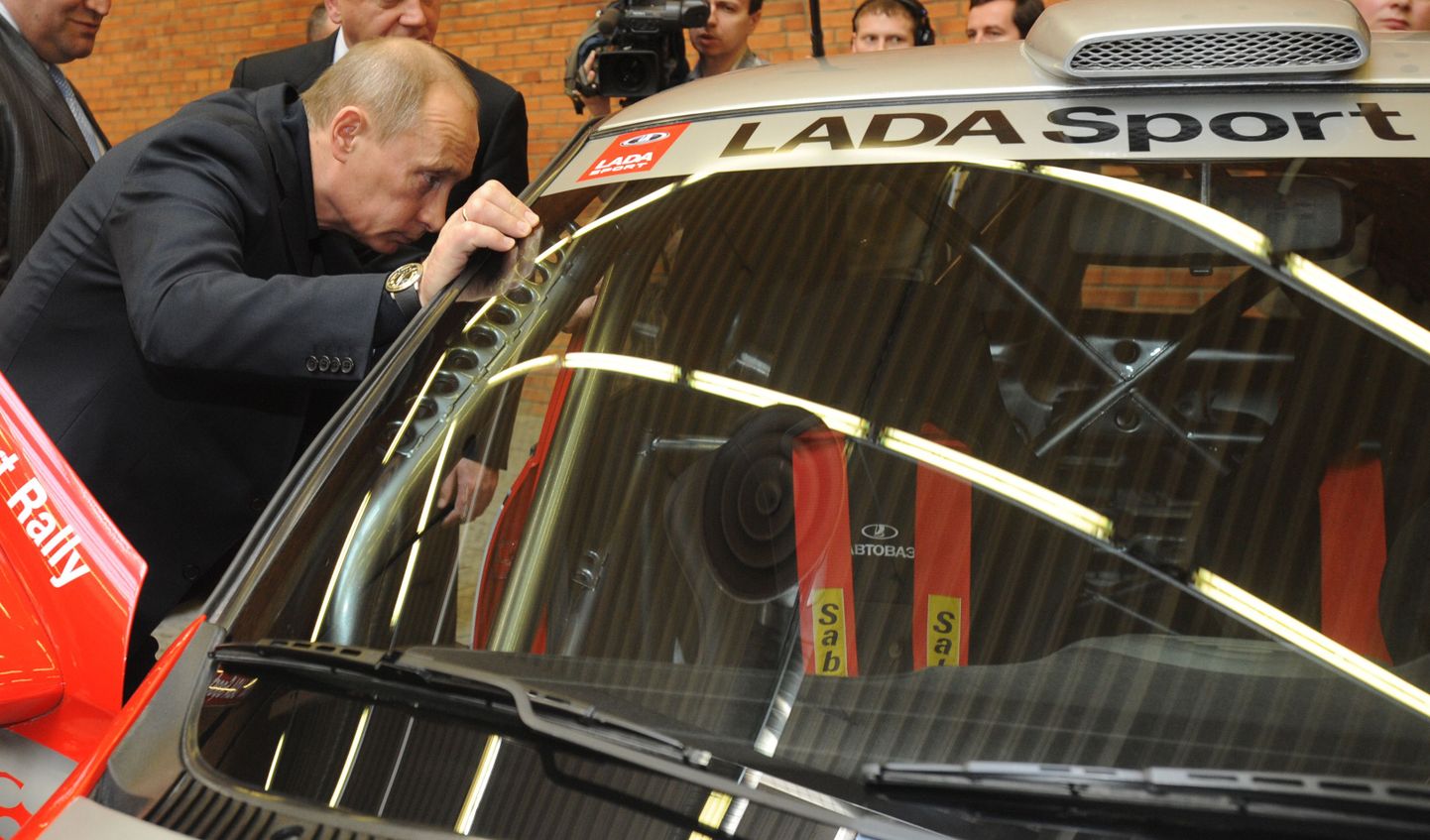 Peaminister Vladimir Putin külastas AvtoVAZi tehast 30. märtsil 2009.