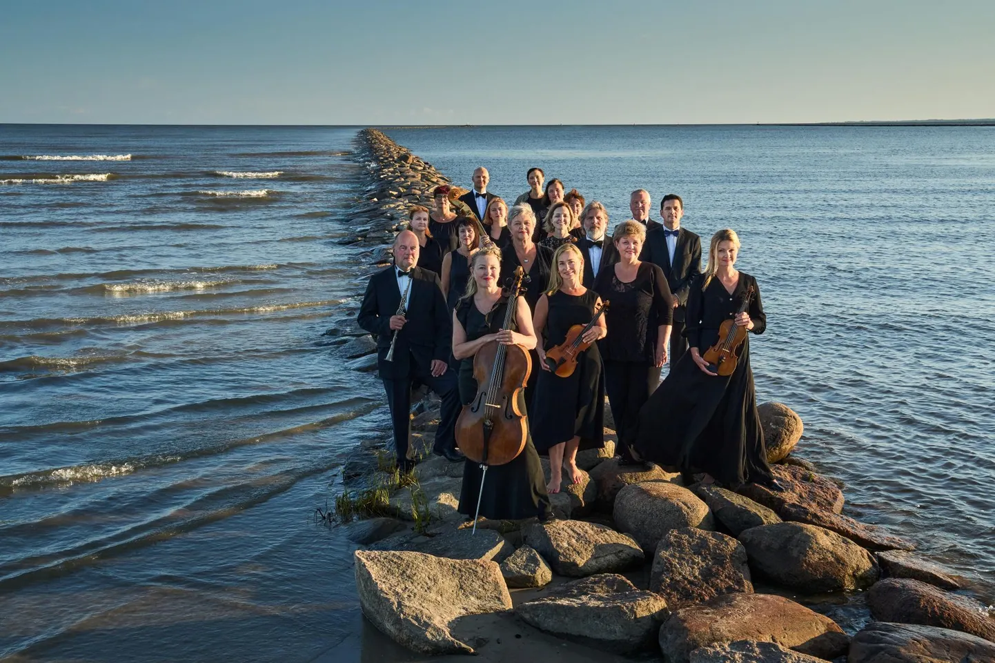 Juubelihooaega alustav Pärnu linnaorkester suvisel Pärnu muulil.