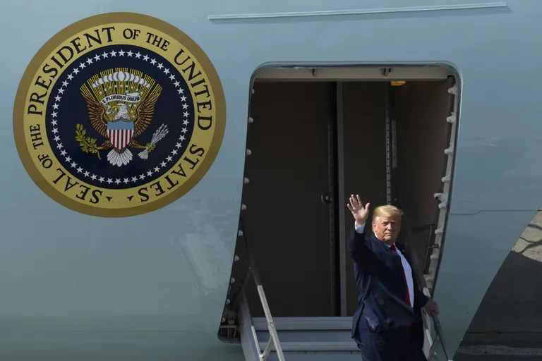 Donald Trump astumas presidendilennuki Air Force One pardale Alaskal Elmendorfi õhujõudude baasis, et lennata Jaapanisse Osakasse