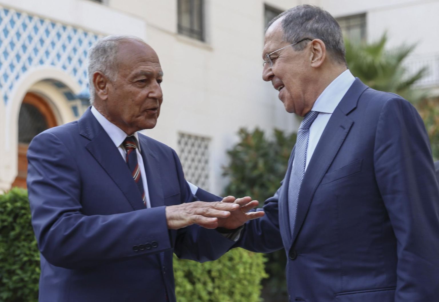 Venemaa välisminister Sergei Lavrov (paremal) ja Araabia Liiga peasekretär Ahmed Aboul Gheit 24. juulil 2022 Kairos. 