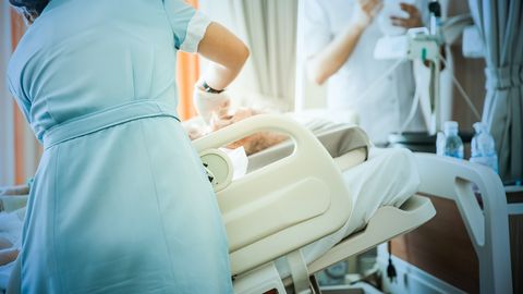 Sageli soovitakse pärast operatsiooni ajutises segadusseisundis eemaldavad endal hapnikumaski või tilguti veenist. Sellistel juhtudel võidakse patsient lühiaegselt fikseerida, et elutähtis ravi saaks jätkuda. Sageli soovitakse pärast operatsiooni ajutises segadusseisundis eemaldavad endal hapnikumaski või tilguti veenist. Sellistel juhtudel võidakse patsient lühiaegselt fikseerida, et elutähtis ravi saaks jätkuda.