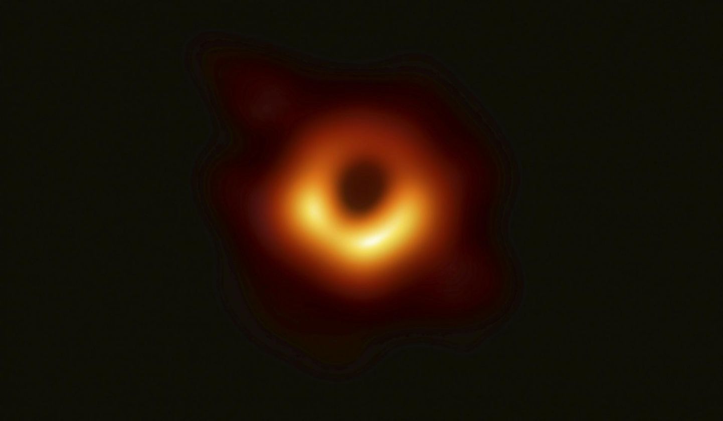 Murranguline esimene pilt mustast august. Kuigi must auk ise on nii tugeva gravitatsiooniga, et neelab endasse ka lähedusse sattunud valguse, on pildil siiski näha sellesse ülisuurel kiirusel neelduva materjali helendamise tagajärjel tekkiv neelurõngas. 