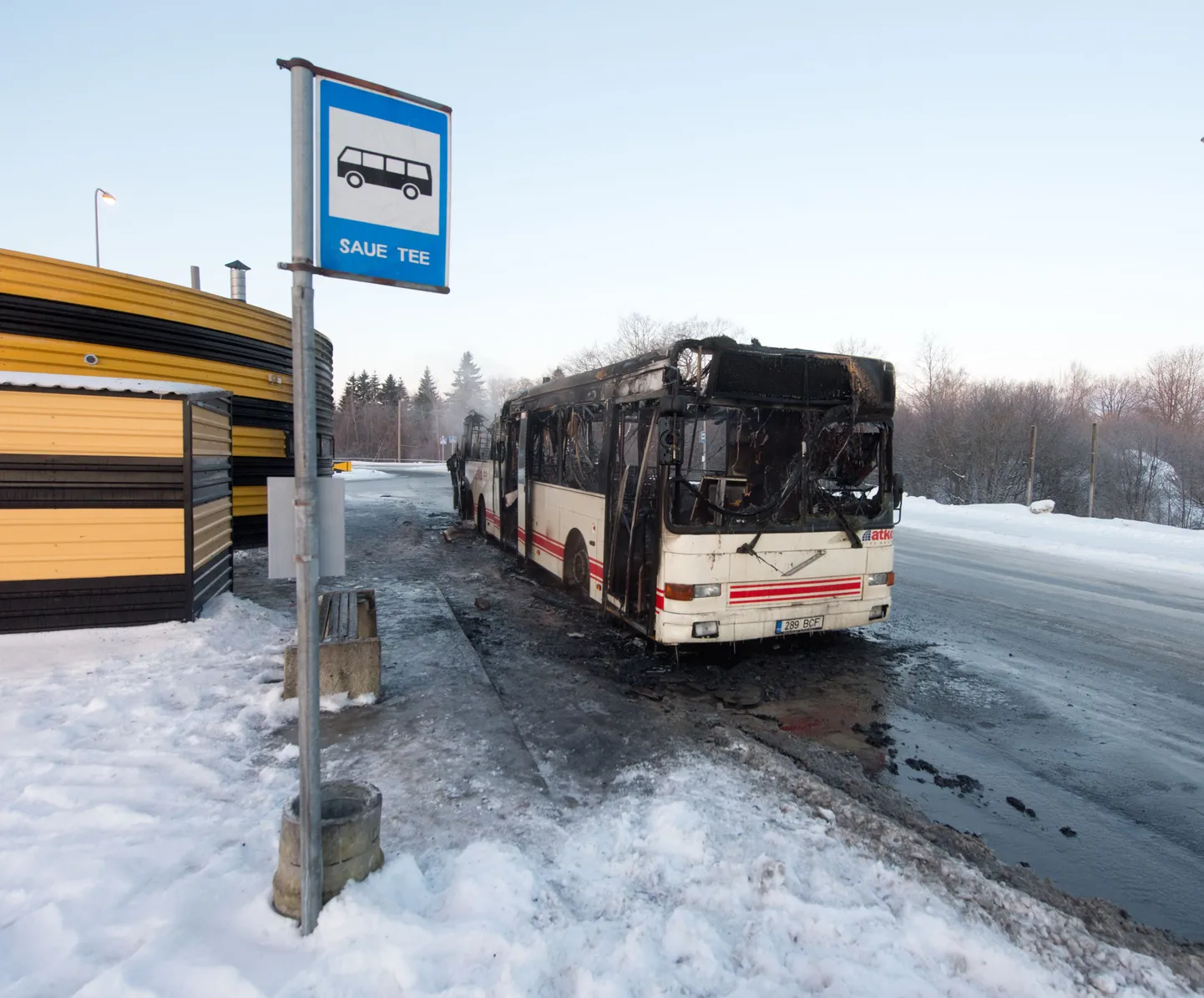 Saue Olerexi tankla kõrval süttis Atko buss.