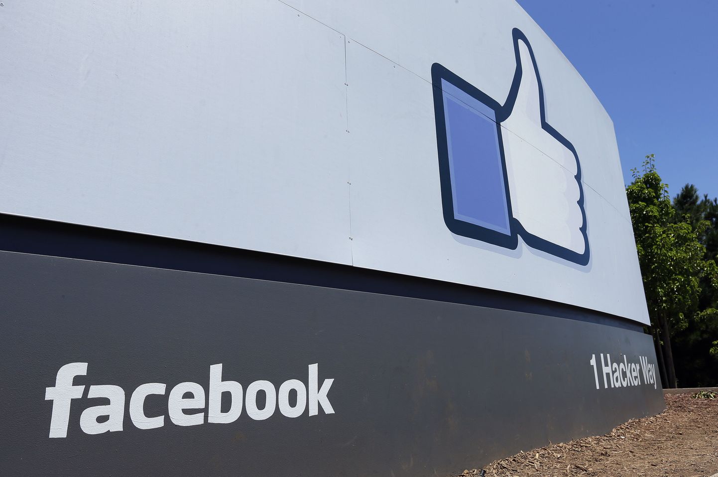 This Tuesday, July 16, 2013, photo, shows a sign seen at Facebook headquarters in Menlo Park, Calif. Facebook reports quarterly earnings on Wednesday, July 24, 2013. (AP Photo/Ben Margot) / SCANPIX Code: 436