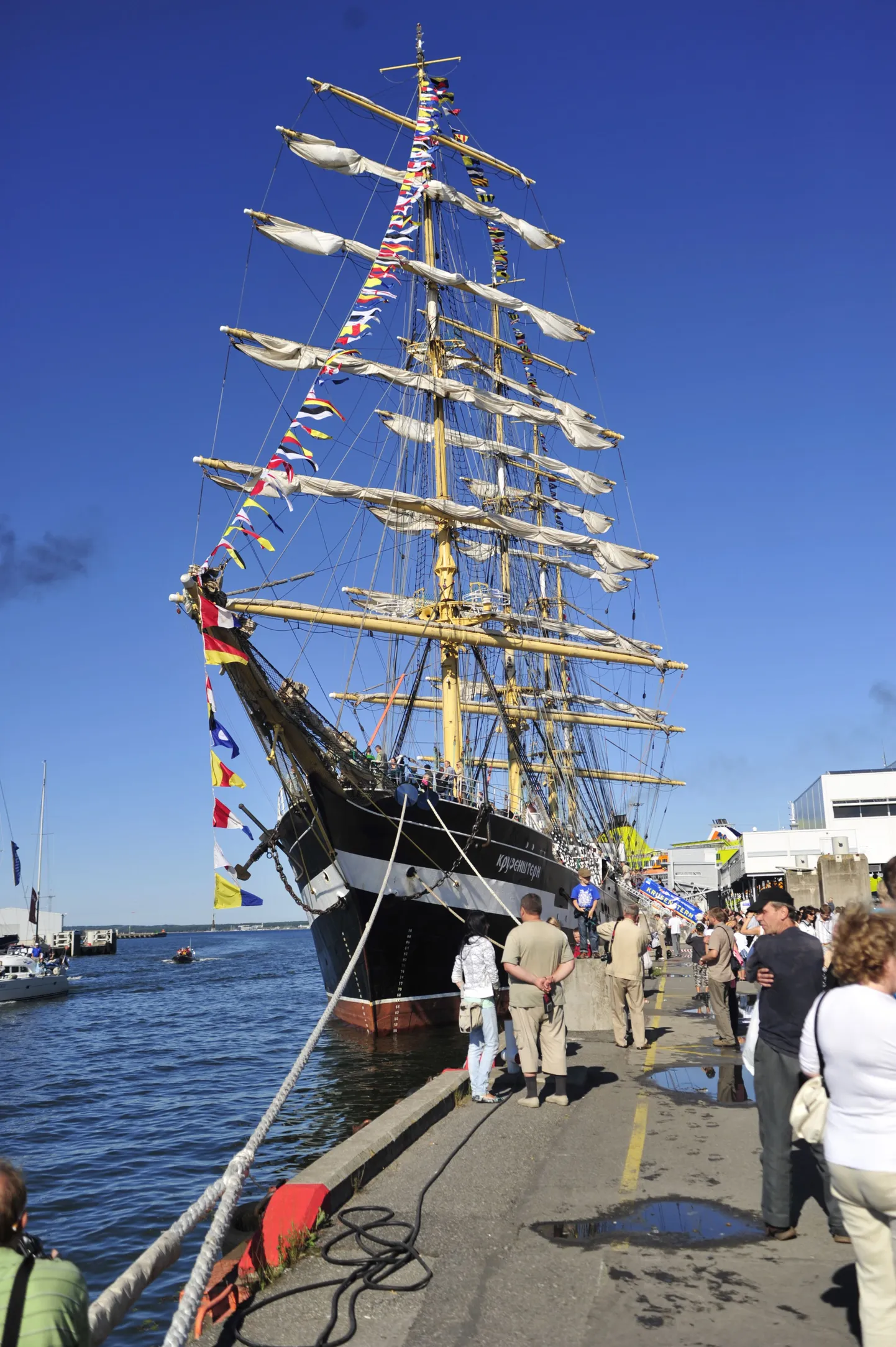 Purjelaev Krusensterm Tallinna sadamas.