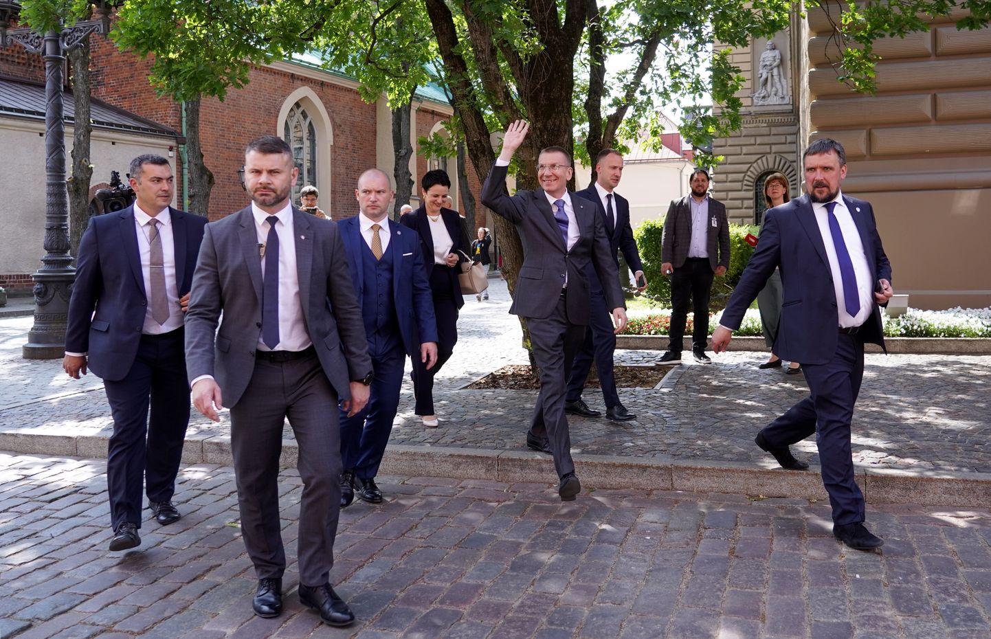Новоизбранный президент Эдгар Ринкевич (в центре) после внеочередного заседания Сейма, на котором прошли выборы президента
