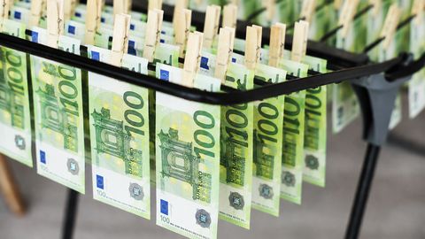 Nauda zem tepiķa un banku kontos zaudē pirktspēju. Kādi ir i