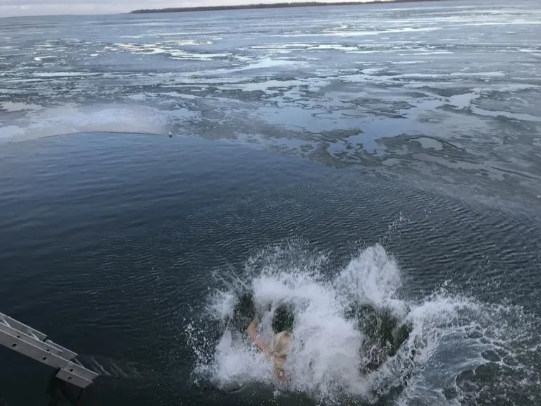 ... ning on hetk hiljem jääkülma merre kadunud.