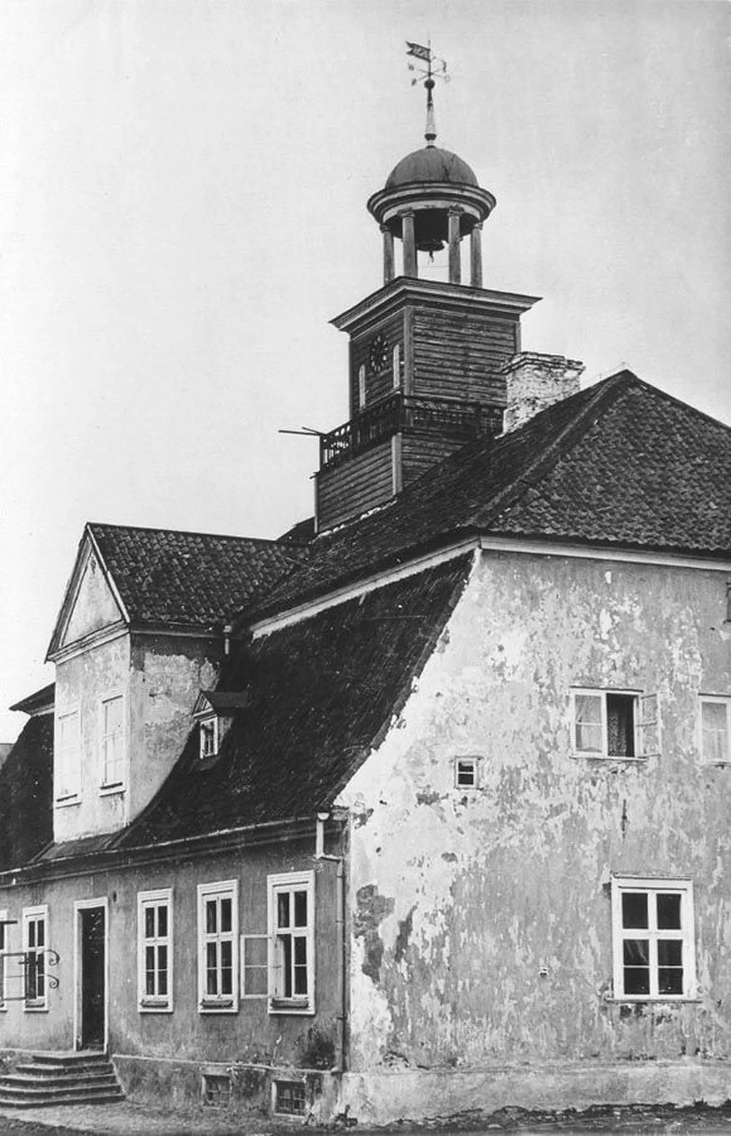 Viljandi raekoda remondi ootel