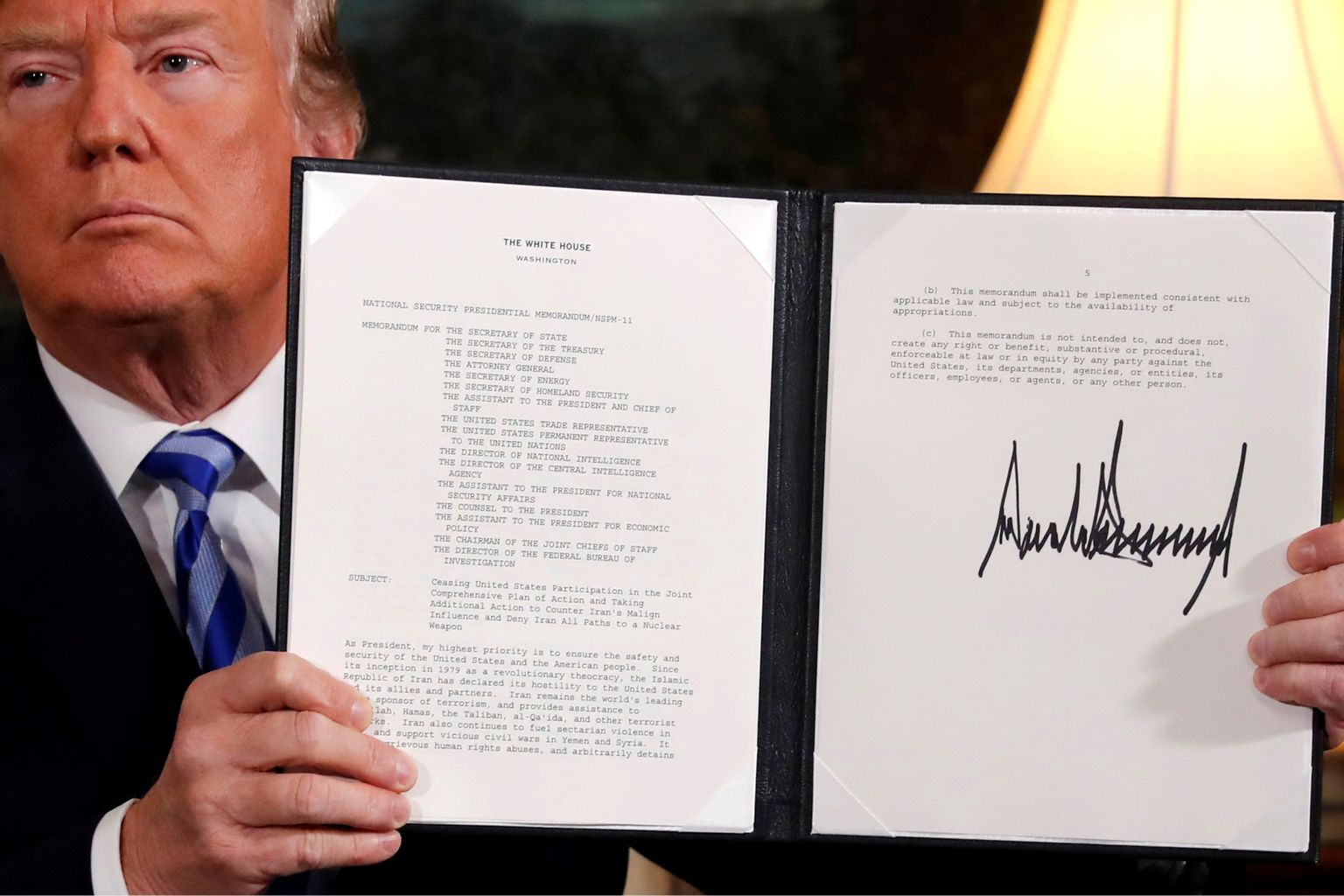 USA president Donald Trump hoidmas käes otsust, mille kohaselt lahkub USA Iraani tuumaleppest.