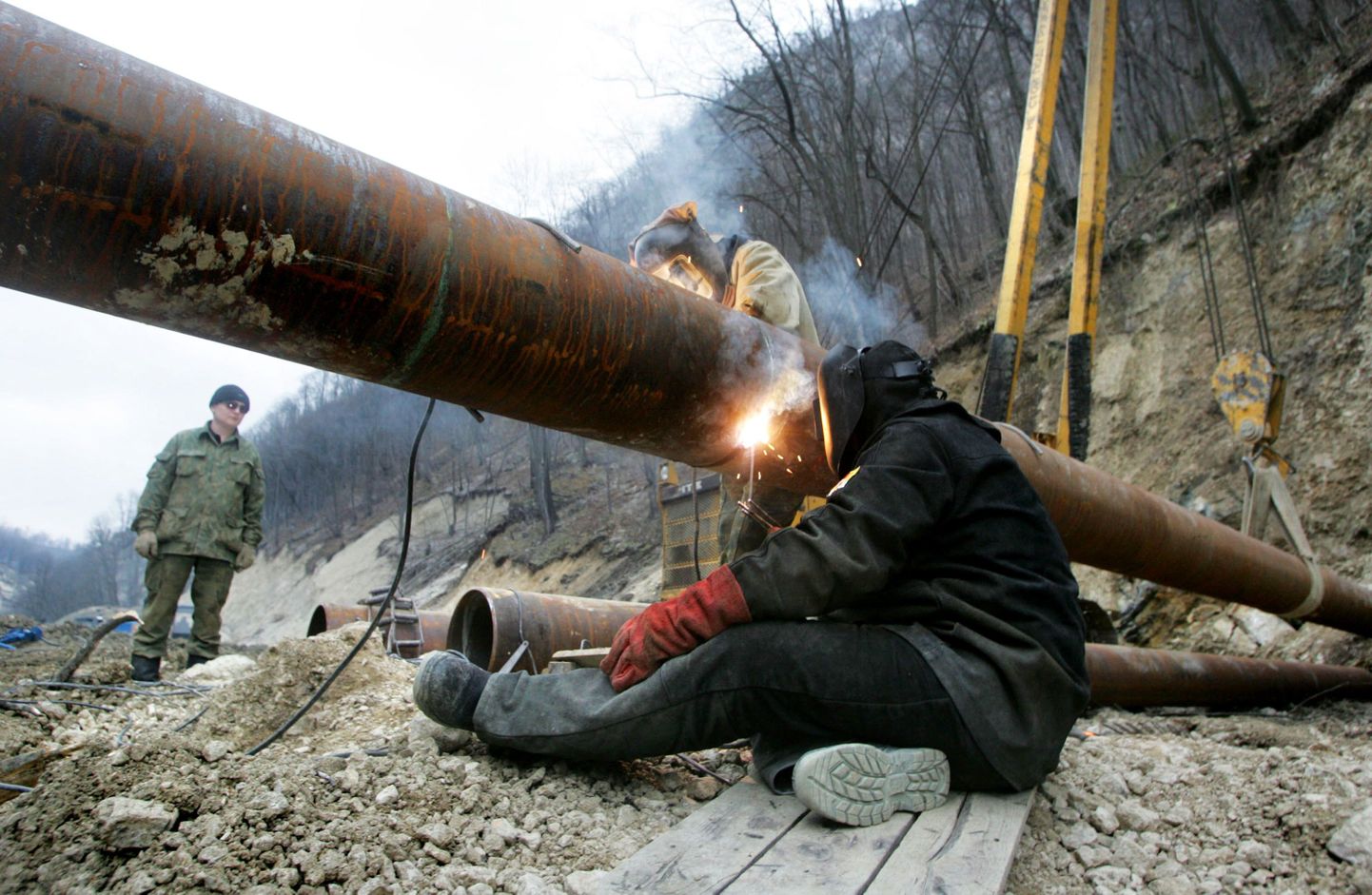 Vene töölised keevitamas gaasitoru, mis hakkab ühendama Põhja- ja Lõuna-Osseetiat.