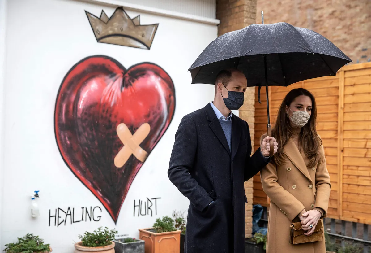Kembridžas hercogi sejas maskās sarunājas ar ātrās palīdzības dienesta darbiniekiem 2021. gada 18. martā.