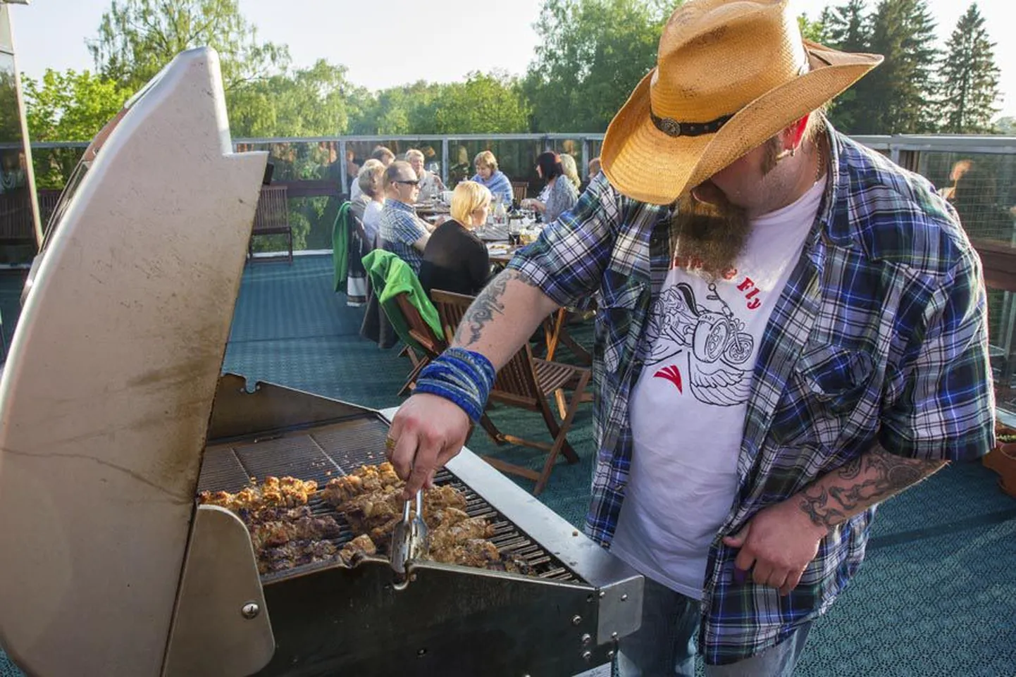 Liha säriseb grillrestil ja näljased suud ootavad. Ebakindlusega maadleval abikokal tagasiteed ei ole.