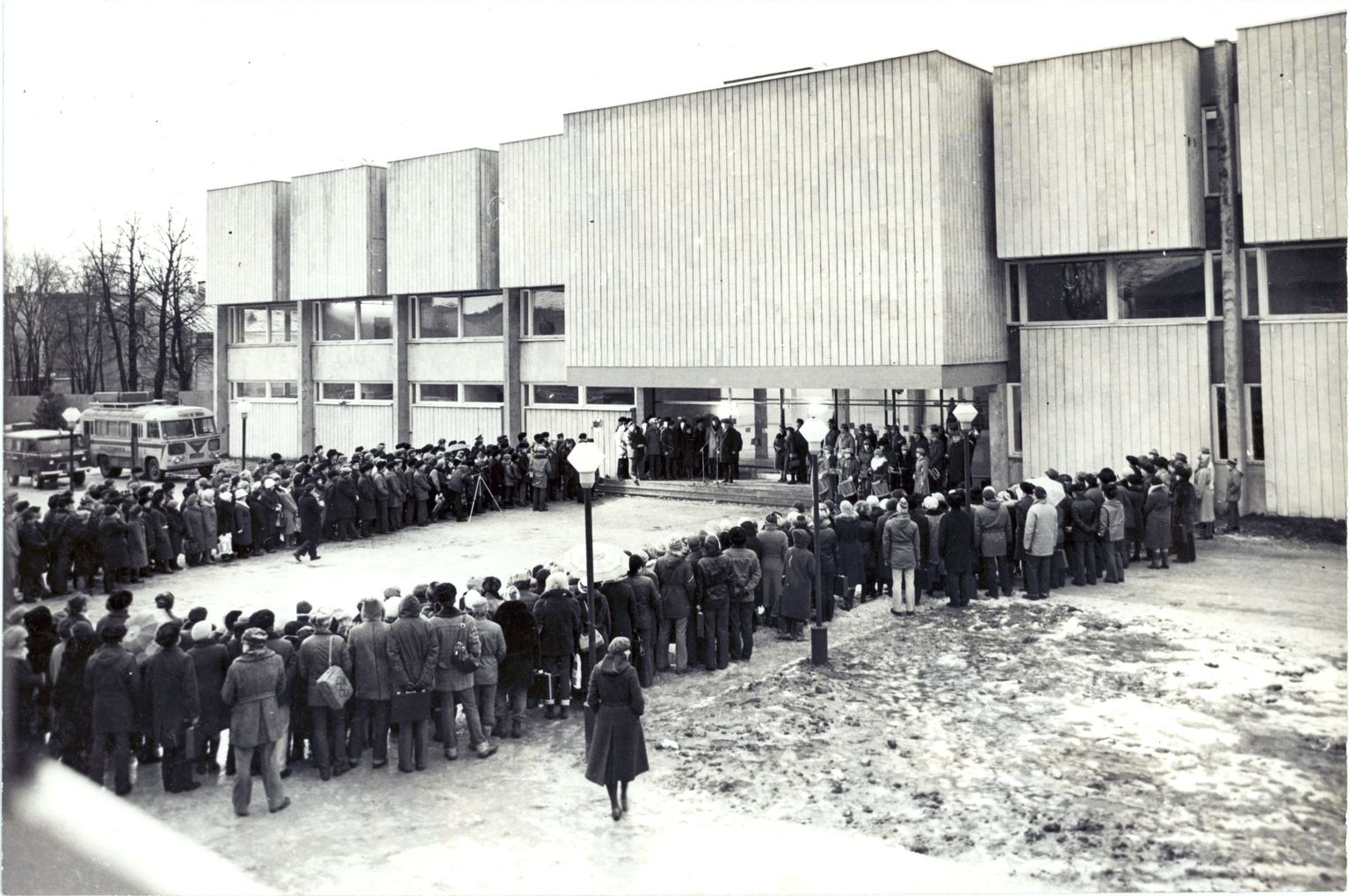 25. detsembril 1980 andsid ehitajad raamatukoguhoone üle. Pildil üleandmistseremoonia raamatukogu peasissekäigu ees Wilhelm Struve tänaval.