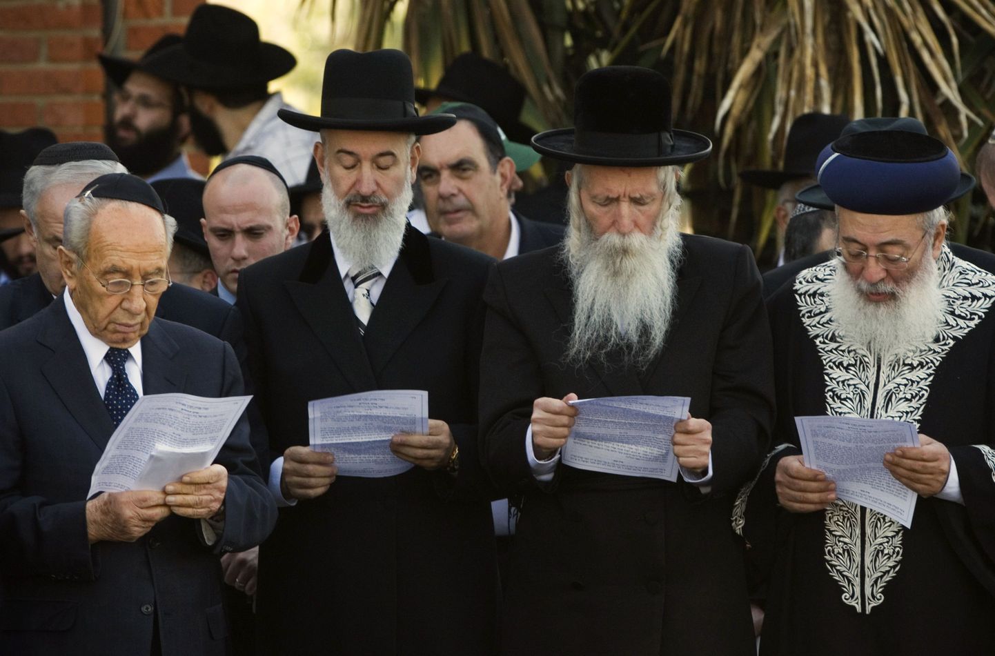Vasakult alates -Iisraeli president Shimon Peres, rabi Yonah Metzger, rabi Yitzchak Dovid Grossman ja rabi Shlomo Amar