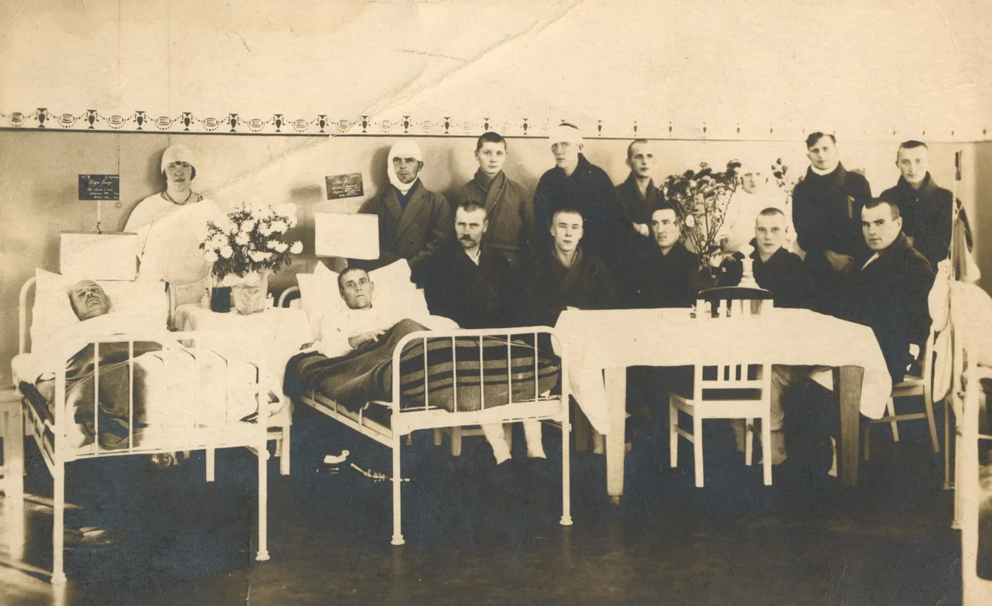 Grupp 1924. a 1. detsembri mässu ajal Tondi sõjakooli kaitsmisel viga saanud kadette sõjaväehaiglas.