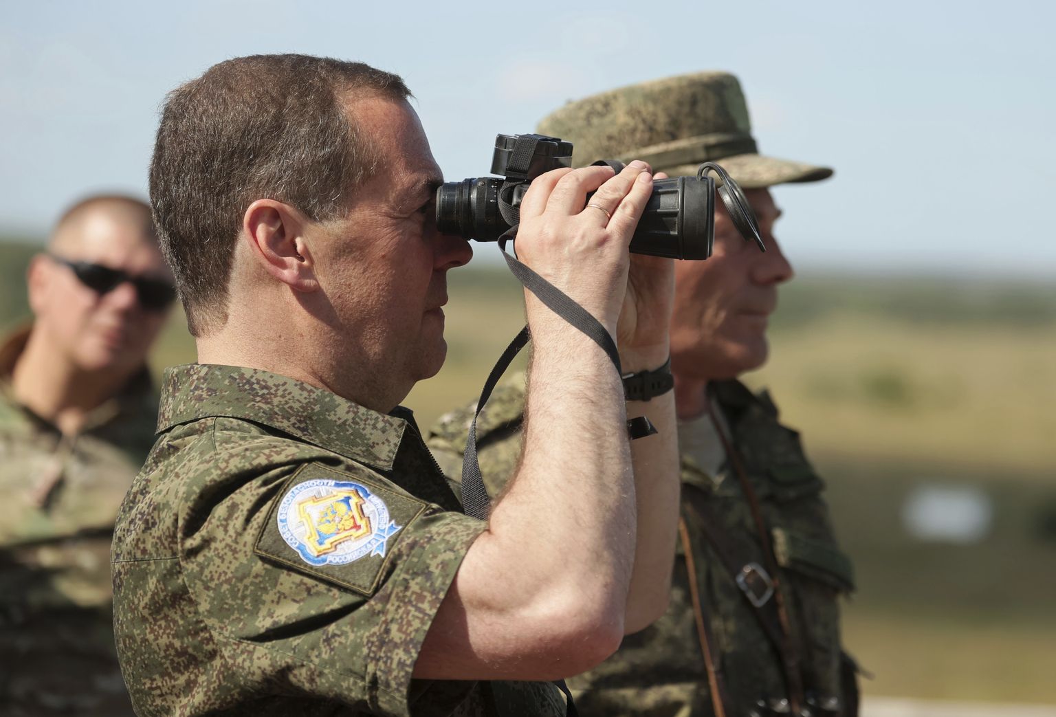 Venemaa julgeolekunõukogu asejuht Dmitri Medvedev külastas 5. augustil 2022 Orenburgi oblastis Totski sõjaväebaasi. Pildil vaatab ta binokliga