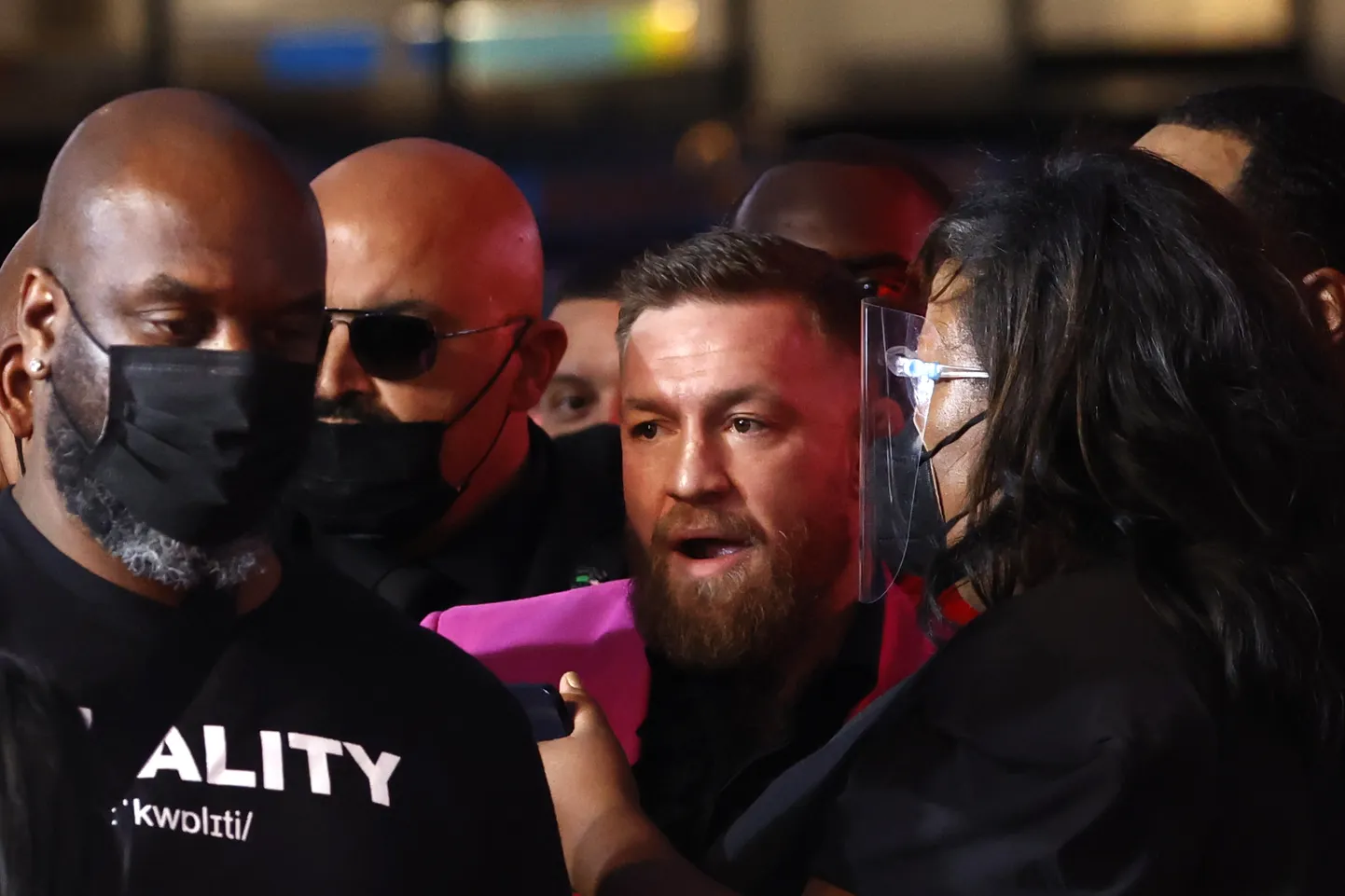Turvatöötajad pidid Conor McGregori maha rahustama.
