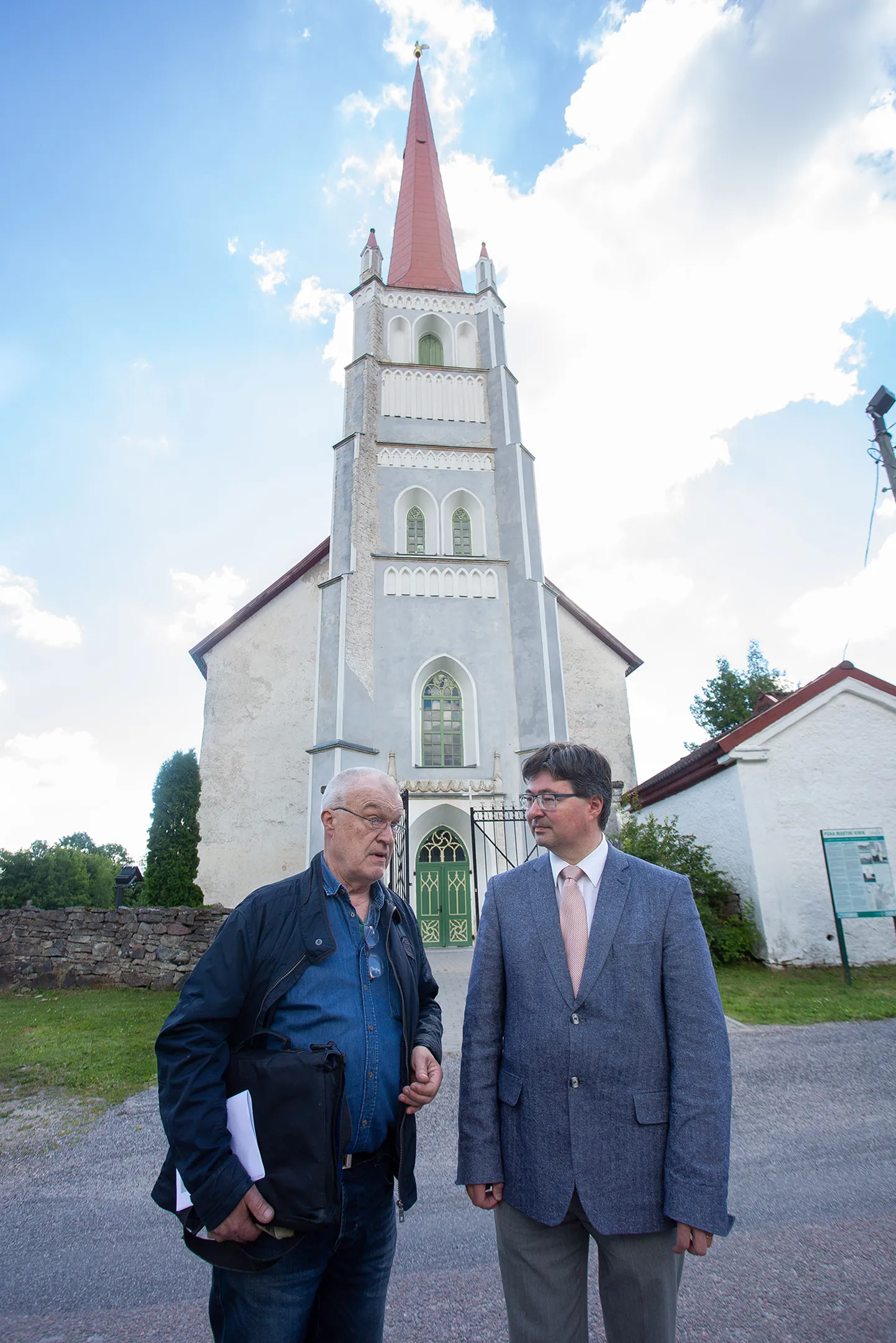 Türi Rotary klubi asepresident Andres Tšumakov (paremal) ja rahvusvaheliste fondide komitee esimees Peeter Särg loodavad, et tornikiiver saab uue värvikatte järgmisel aastal.