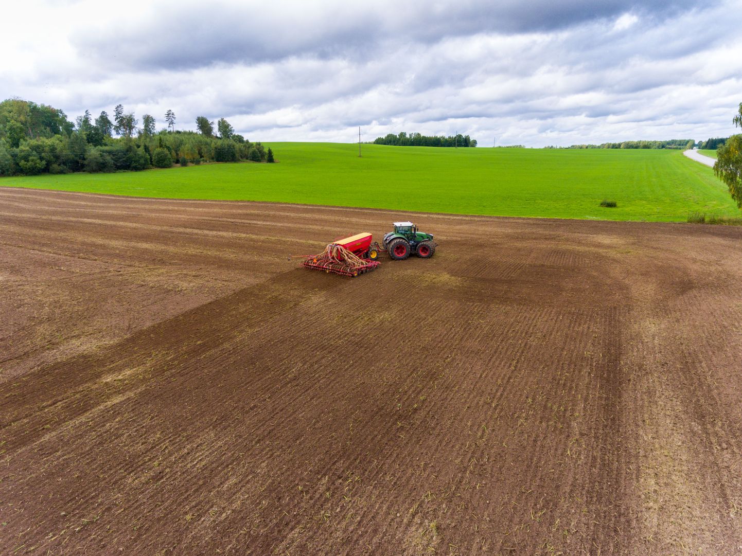 Eesti põllumehed peavad Euroopa Komisjoni plaani järgi püsima ebavõrdses konkurentsis teiste riikide põllumajandustootjatega veel seitse aastat - selle ebaõigluse vastu kutsuvad talunikud oma allkirja andma ka nende toodete tarbijaid ja ostjaid.