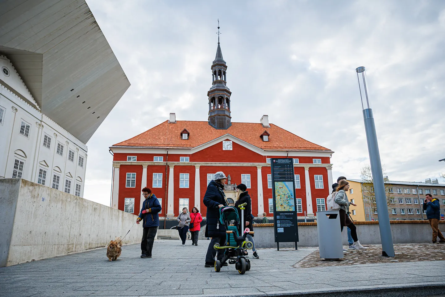 Laupäeva hommikul kogunevad narvalased Raekoja platsile Katri Raiki toetama.