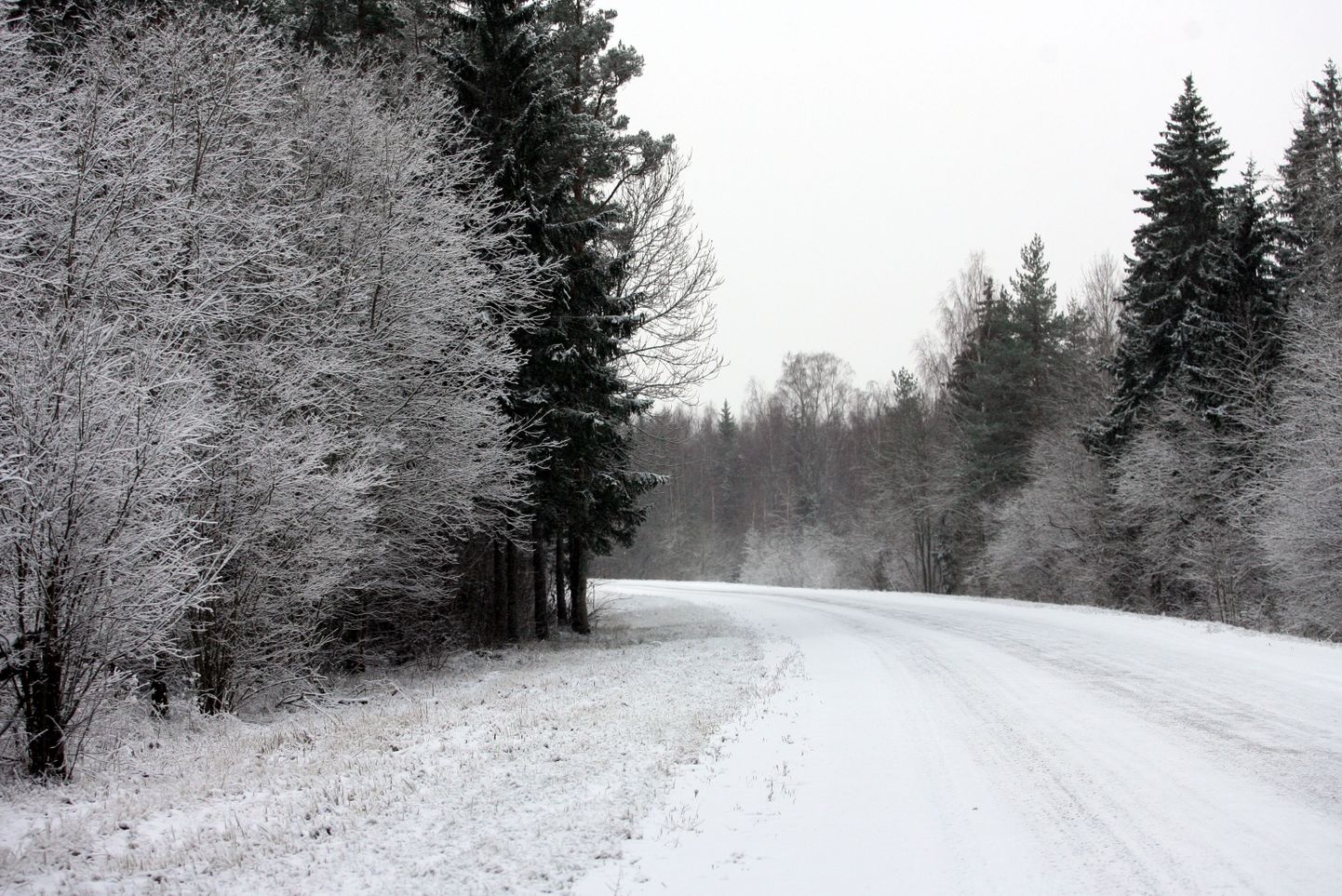 На материковой части страны многие дороги покрыты снегом.
