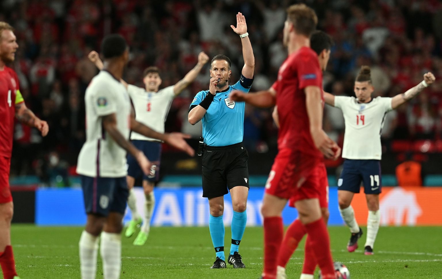 Hollandlasest kohtunik Danny Makkelie vilistamas EMI poolfinaalmängu Inglismaa ja Taani vahel. Inglased võitsid 2:1. Paljude asjatundjate arvates andis Makkelie inglastele ebaõiglaselt penalti