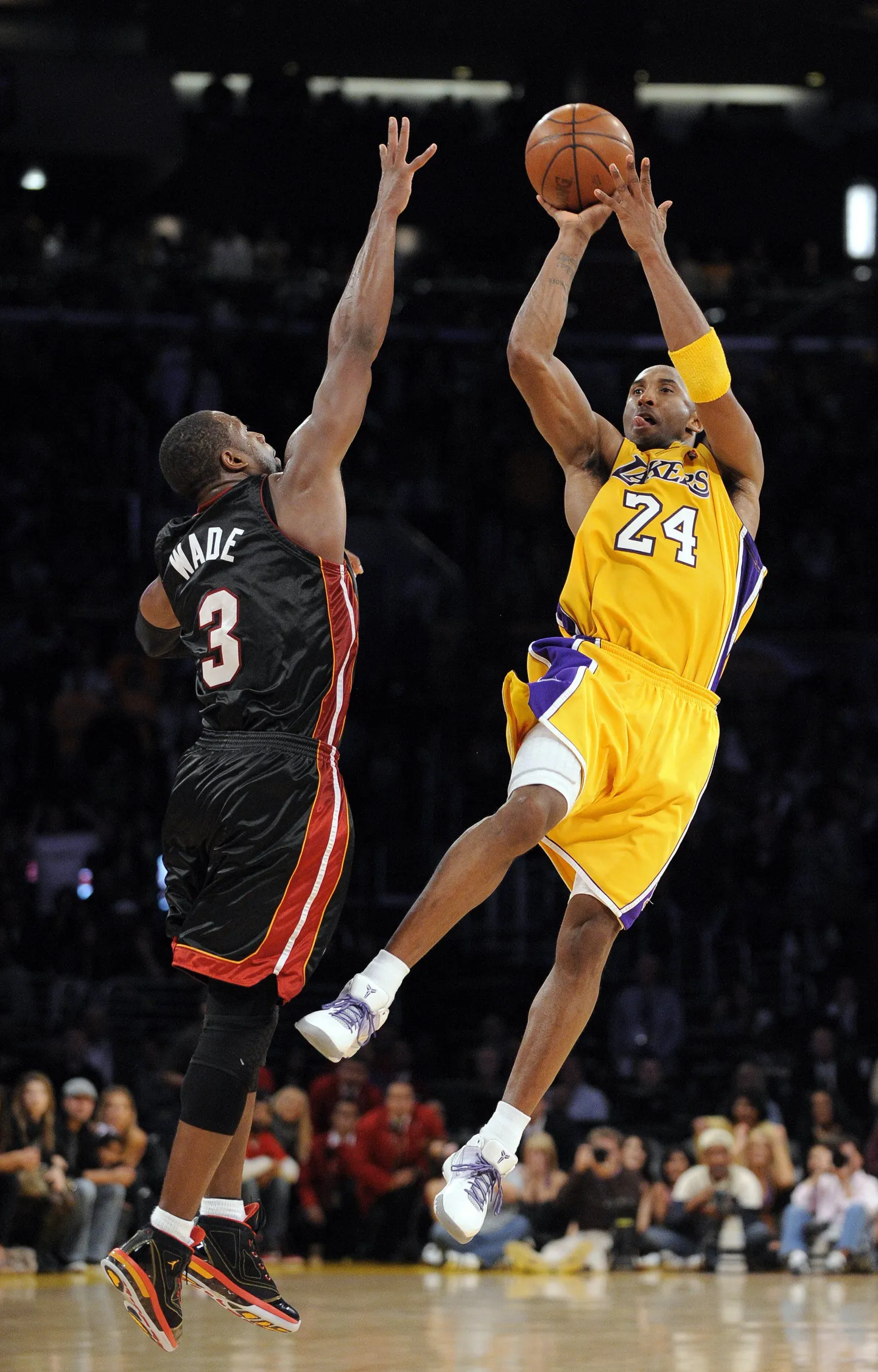 Dwyane Wade (vasakul) üritab takistada Kobe Bryanti viset, kuid Bryant toob võidu siiski Lakersile.