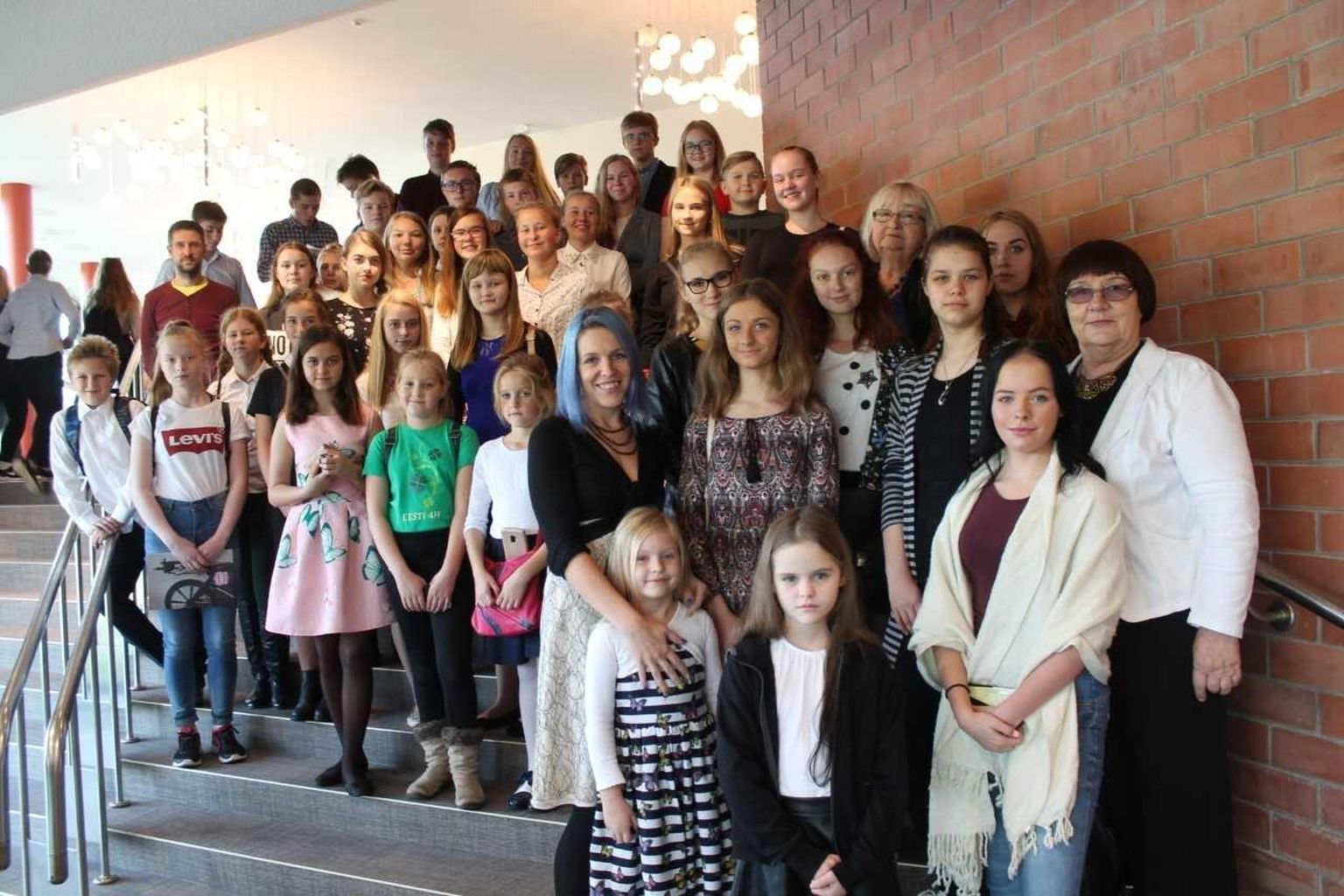 Noorteühingu Eesti 4H kiidupäeval tänati Pärnumaa piirkonna selle aasta parimaid tegijaid.