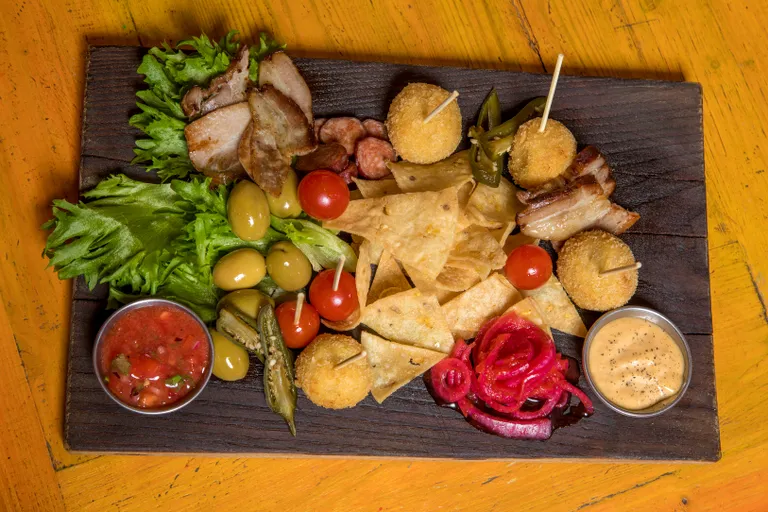 Klassikaline tapasevalik kohapeal suitsutatud sealihaviilude, chorizo, värskete maisichipside, marineeritud oliivide, jalopeno ja sibulaga. Serveeritud omatehtud salsa ja majoneesiga.
