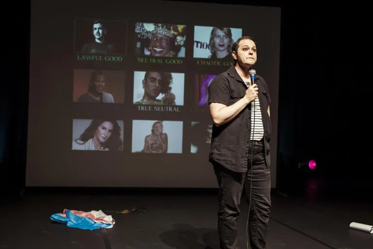 James Lórien MacDonald astus üles hea stand-up comedy setiga. Mõnus huumor vaheldus loenguga huumori ajaloo teemal.