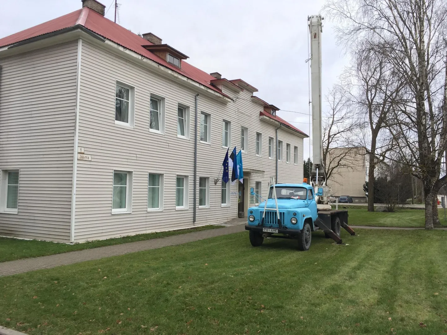 Lääneranna vallavalitsuse hoonele kinnitati täna valla uus lipp ja maja kaunistati ka jõulutuledega.