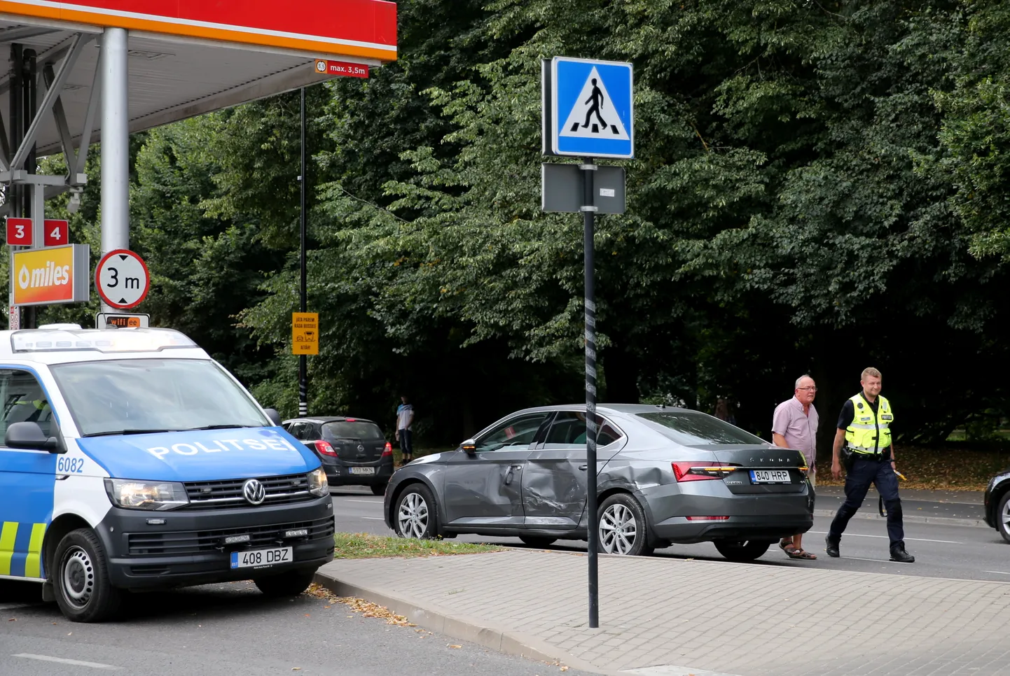 Narva maanteel sõitis sõiduauto Škoda külje pealt otsa veoautole Scania.