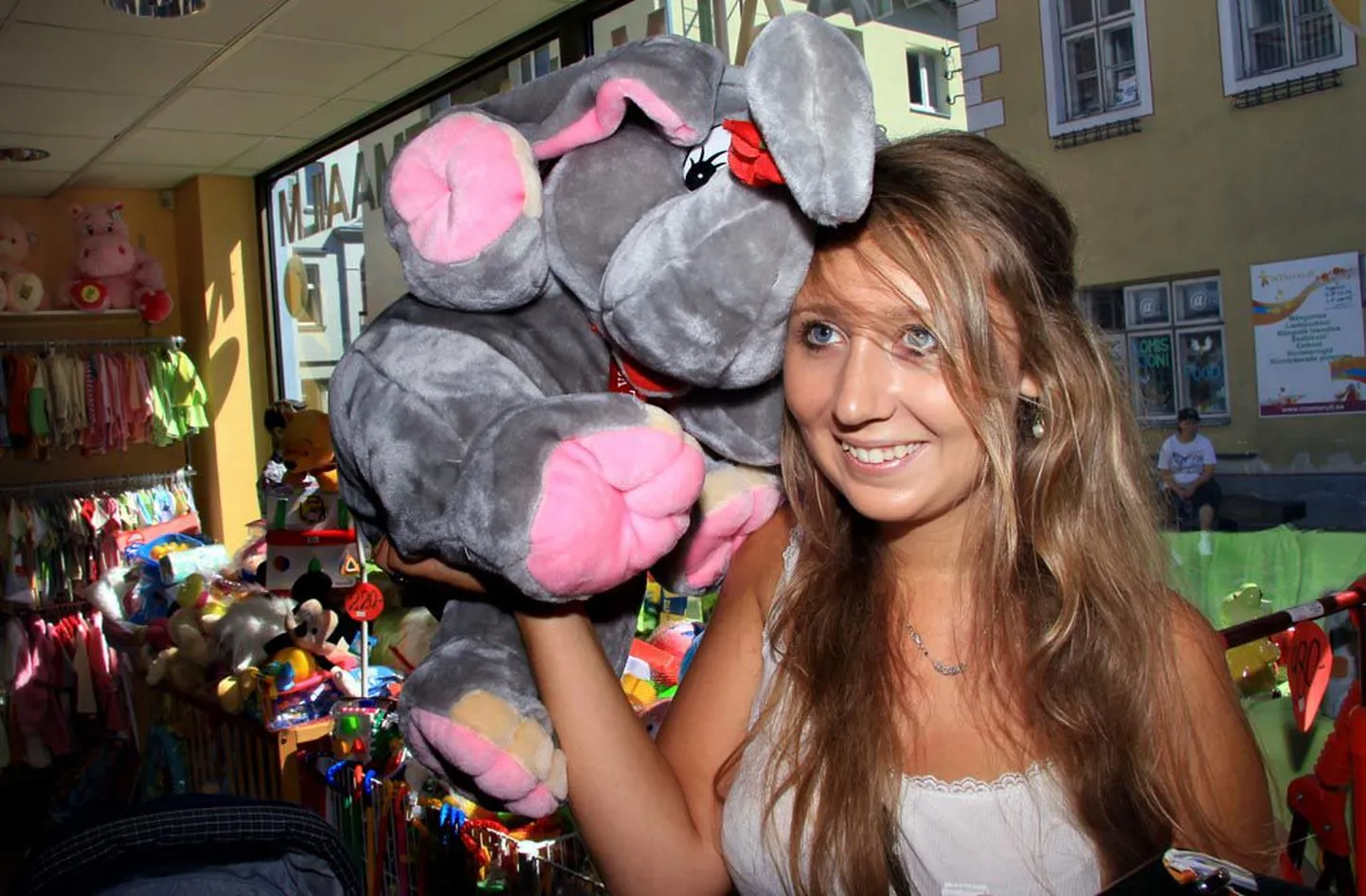 Kui enne Armeeniasse sõitu poseeris Britt Puidet fotograafile koos mänguloomaga, siis nüüd hoolitseb ta Jerevani loomaaias päris elevandi eest.