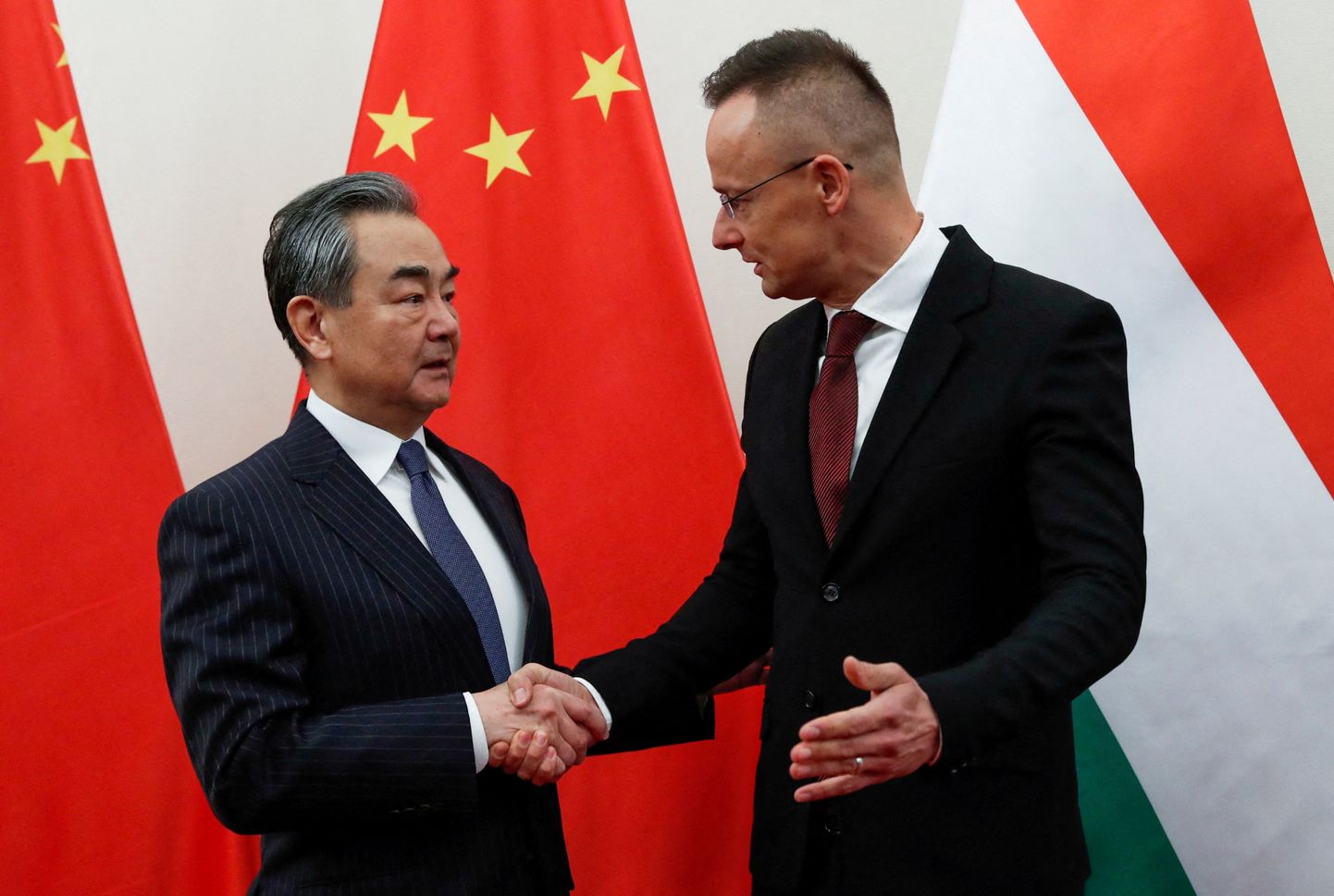Hiina välisminister Wang Yi (vasakul) ja Ungari välisminister Péter Szijjártó Budapestis 20. veebruar 2023.