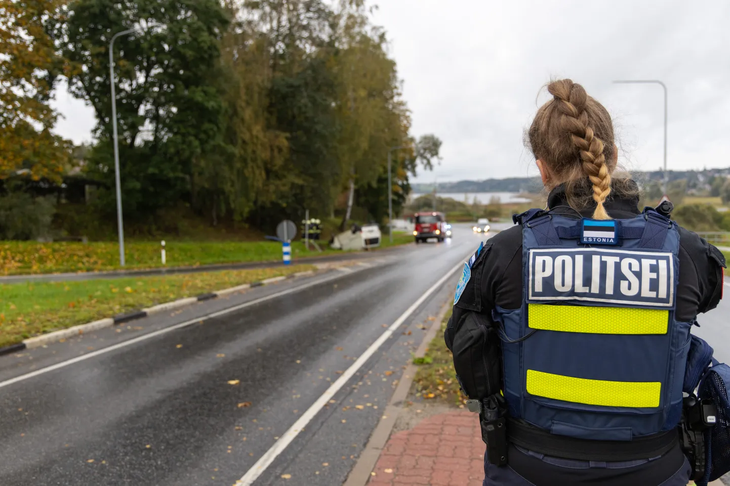 Politseinikud leidsid kraavi sõitnud autost purjus mehe