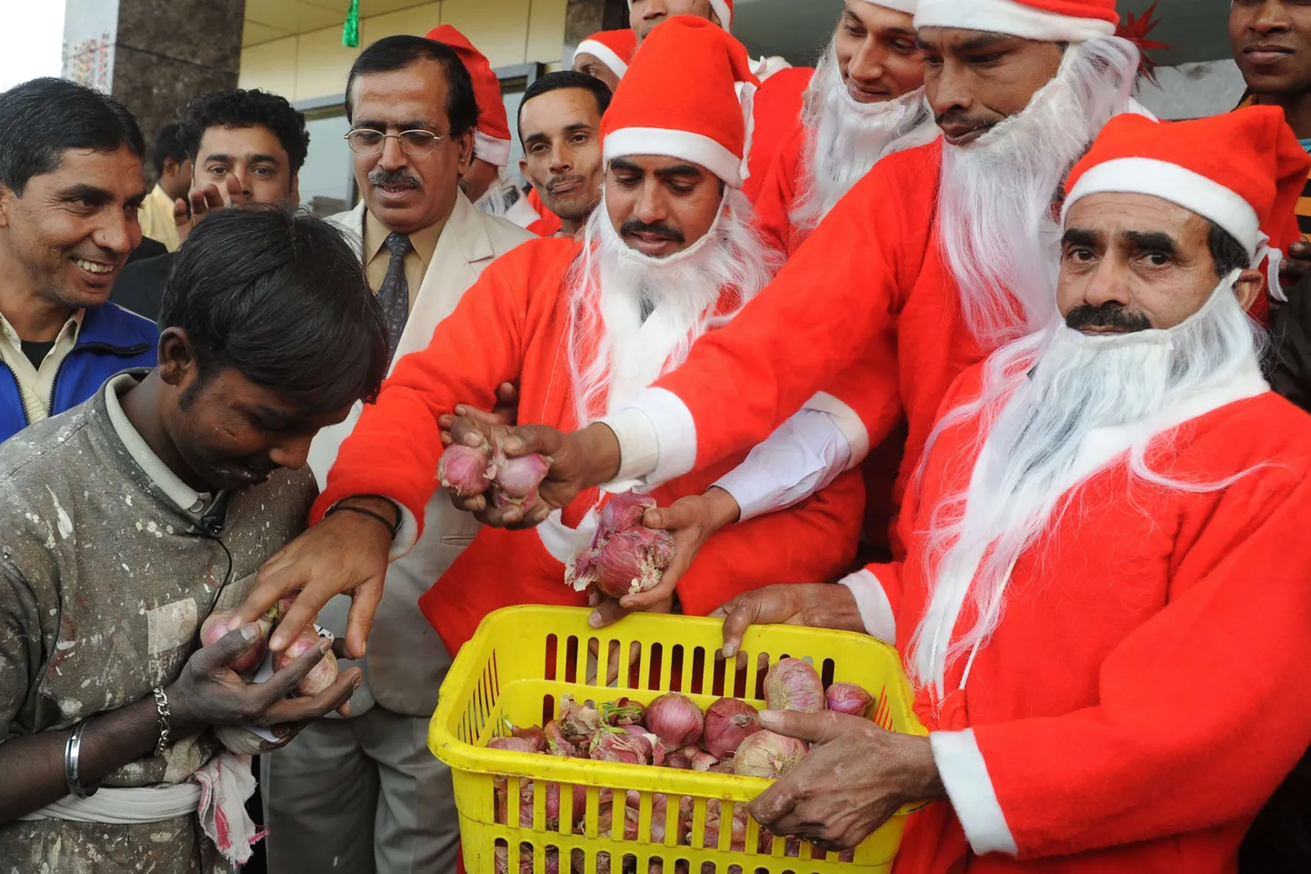 Jõuluvanadeks riietatud mehed jagasid täna Indias Amritsaris tasuta sibulaid.