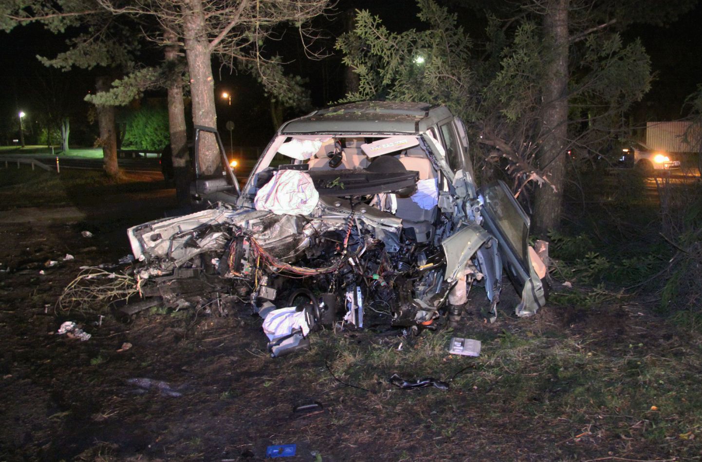 Ööl vastu pühapäeva sai Pärnumaal Paikusel raskeid vigastusi sõiduautoga Discovery vastu puud sõitnud purjus 18aastane noormees.