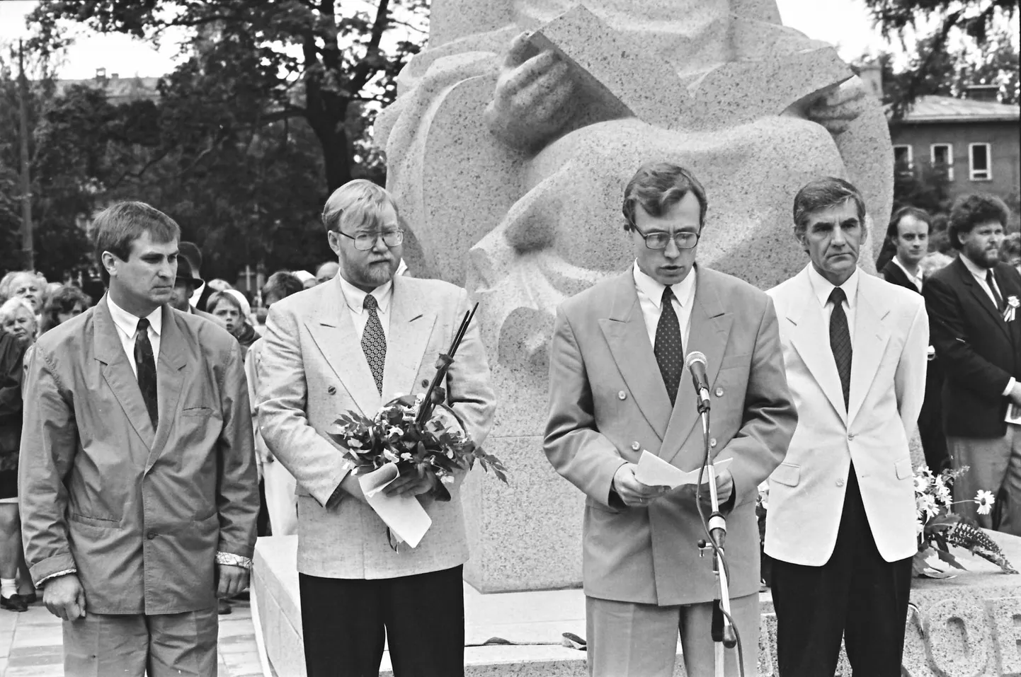 Jaan Õunapuu, Mart Laar ja Väino Kull. Kõneleb Tõnis Lukas.