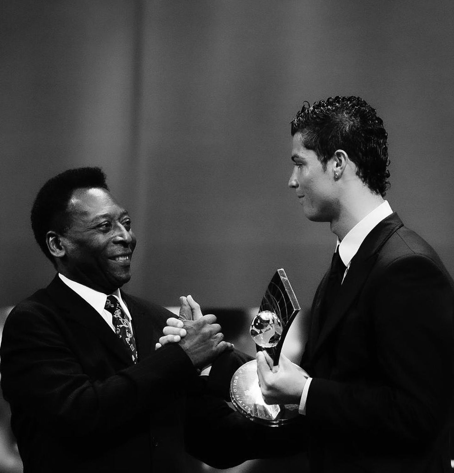 Pele andmas Cristiano Ronaldole auhinda üle.