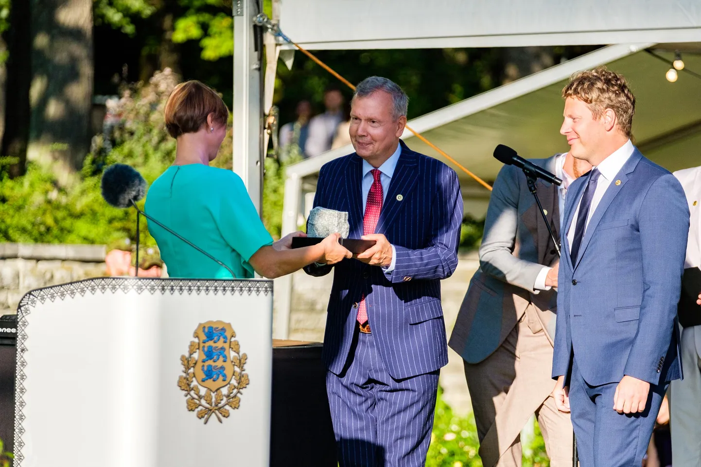 Iseiseisvuse taastamise tänukivi pälvisid Eesti diplomaadid.